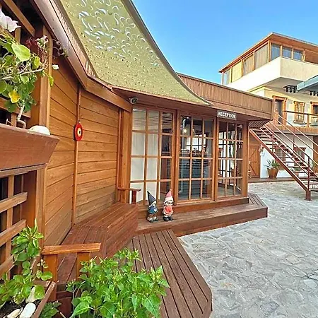 Konagi Hotel *